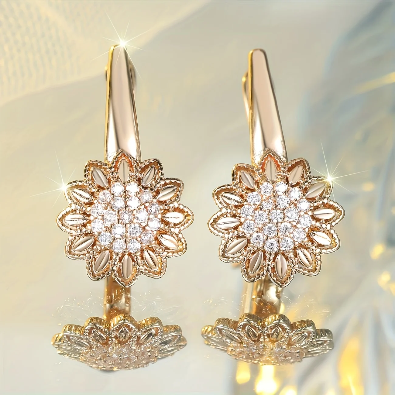Elegante, temperamentvolle, goldbeschichtete Ohrringe in Sonnenblumenform mit synthetischem Zirkonia für Damen – ideal als Geschenk für Hochzeiten und Bankette Image