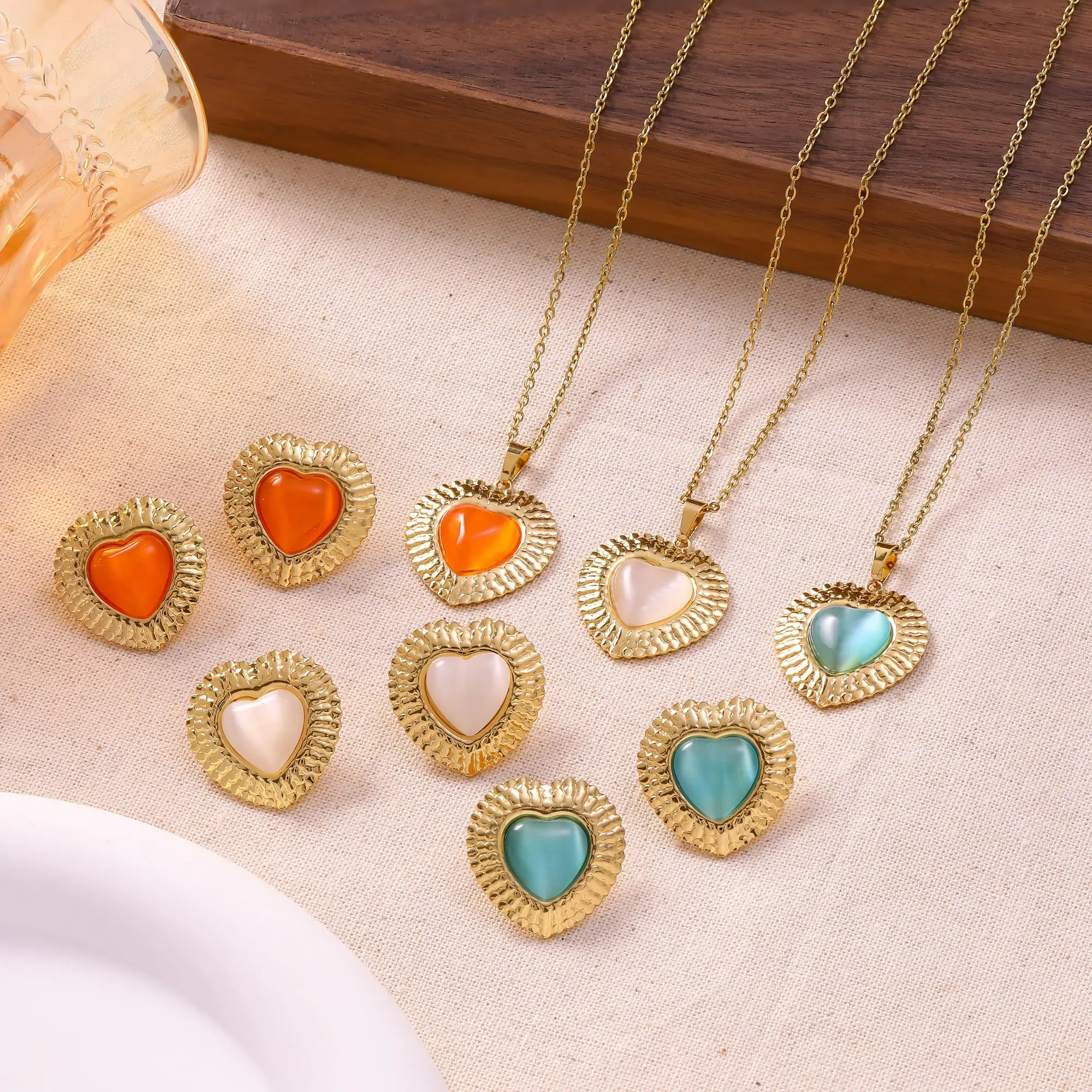 3-teiliges Edelstahl-Schmuckset mit grünem Herzanhänger und Ohrringen für Damen, modisches Party- und Hochzeitsgeschenk, wasserdichtes Accessoire für Frauen. Image