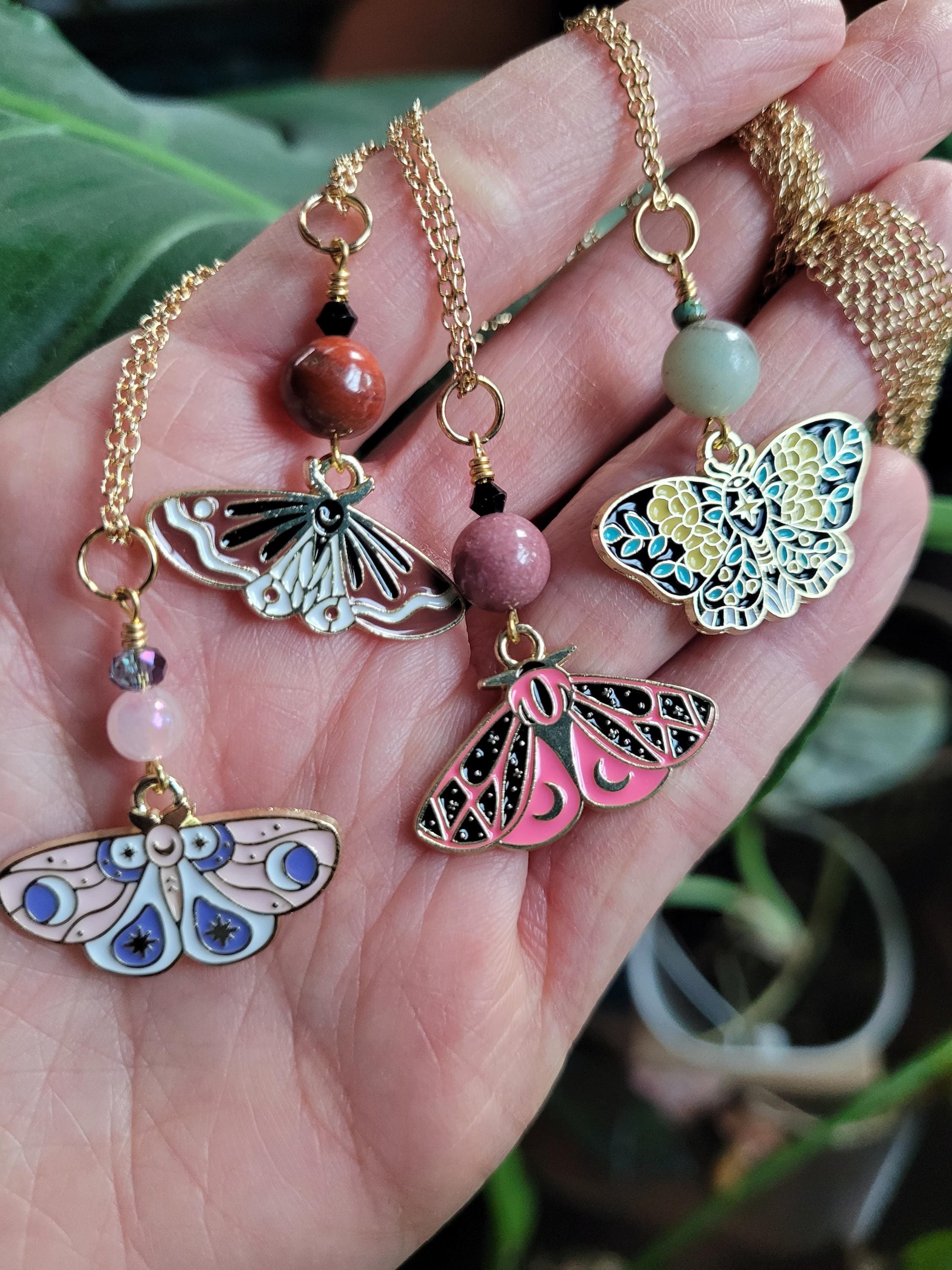 Collana con falena lunare, gioielli con falena in cristallo, regalo a tema falena, collana magica con falena, gioielli con falena in pietra preziosa,