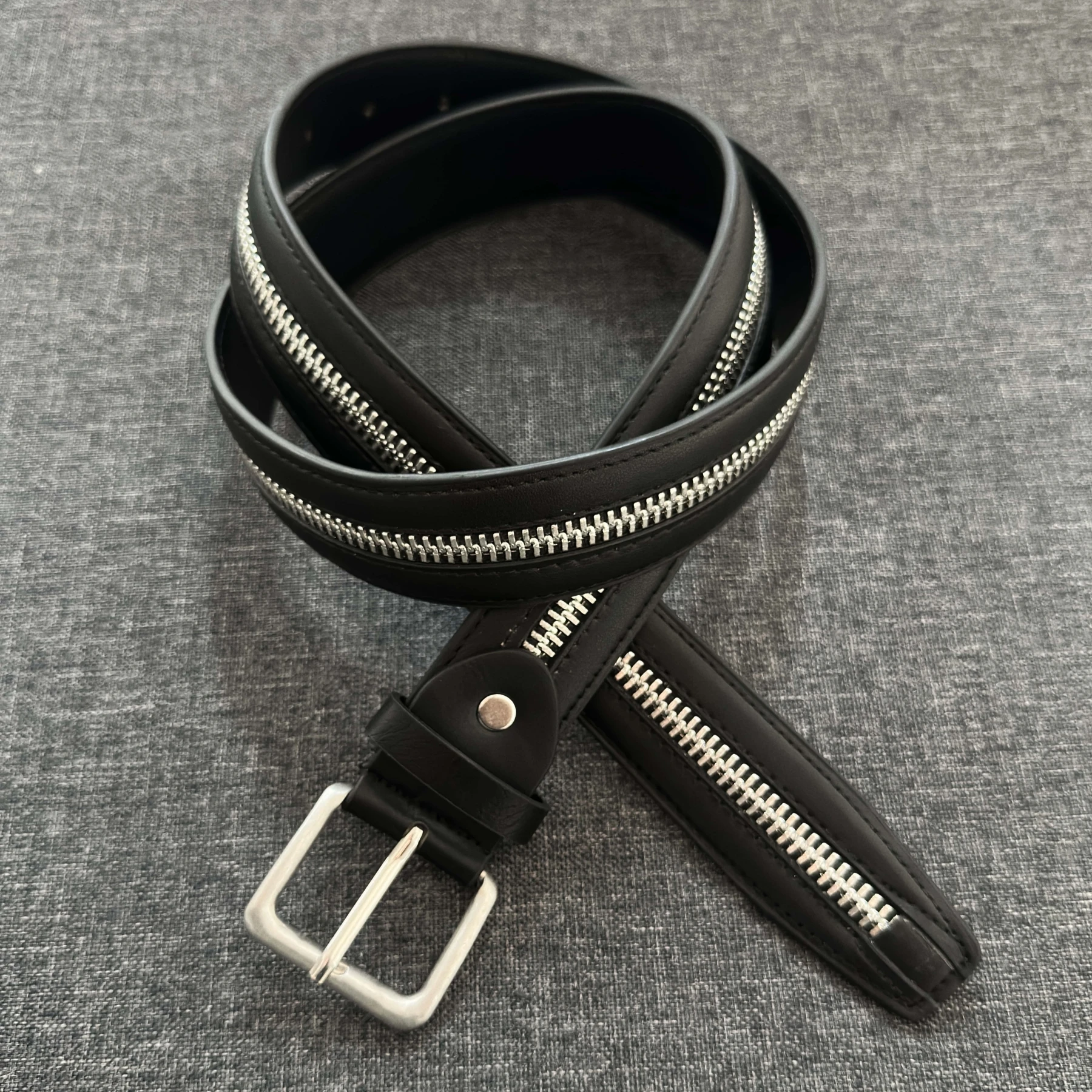 Reißverschlussgürtel, schwarzer Ledergürtel, hochwertige Textur, hochwertig und dick, stilvolles passendes Accessoire, Vintage-Accessoire