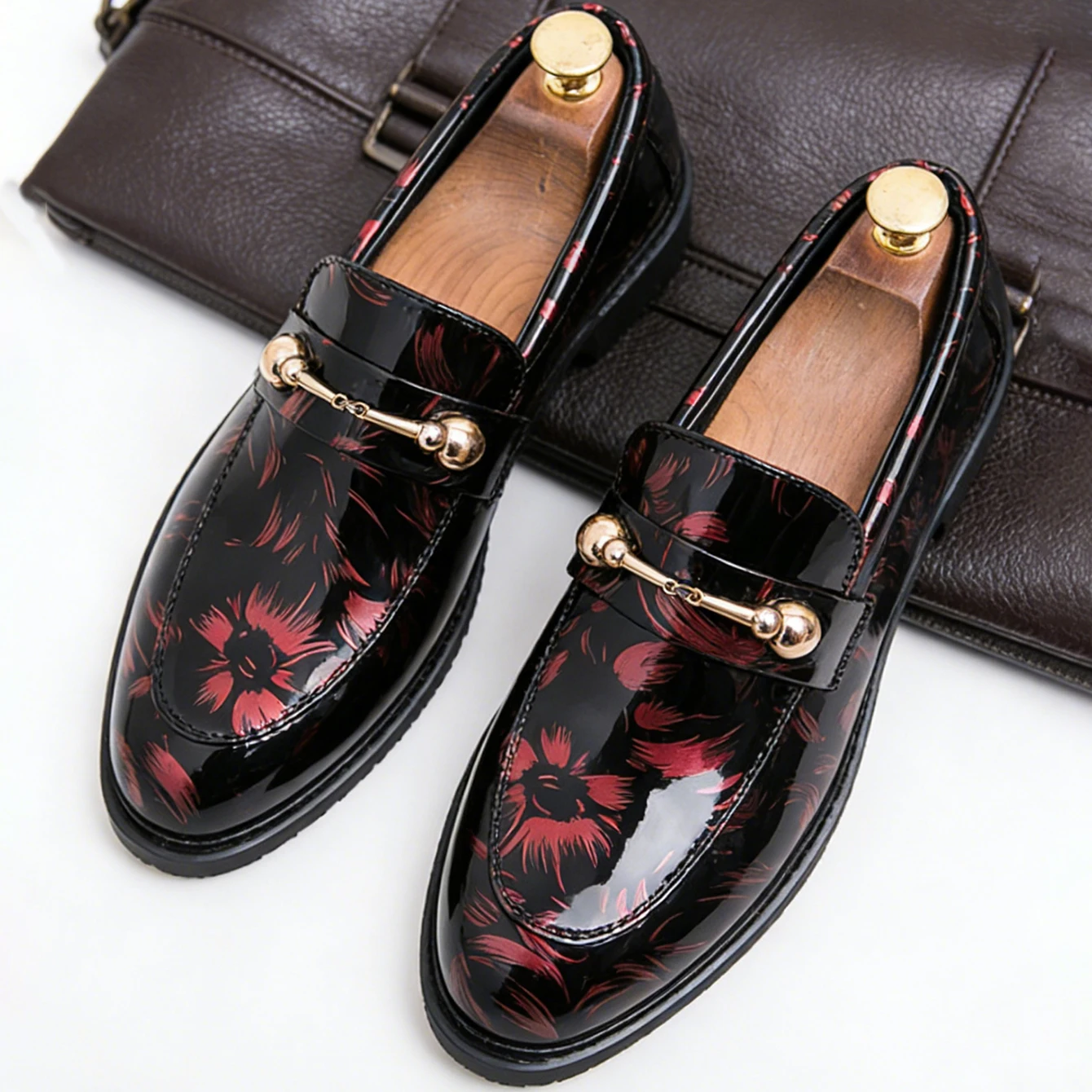 Neue Modische Glänzende Lackleder-Schuhe für Herren Metallschnalle Slip-on Loafer Britische Business-Social-Schuhe für Büro und Party Image