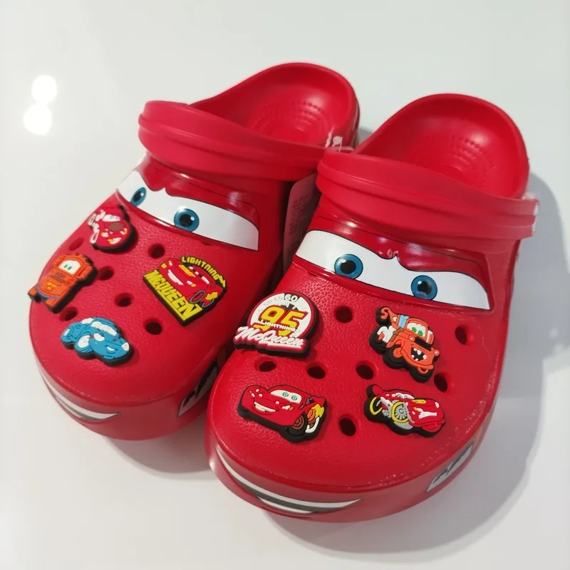 Anime Cartoon Red Cars Schuhe mit Schuhdekorationen, tägliche Freizeit-Hausschuhe, rutschfeste, verschleißfeste Strandsandalen, exquisites Geschenk