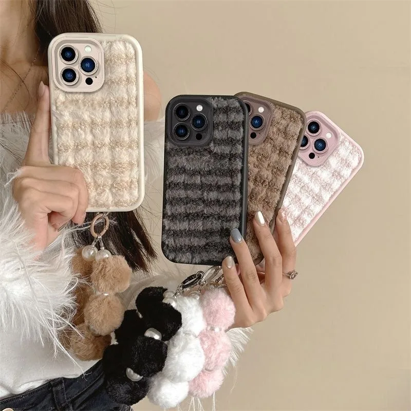 Plüschige karierte Handyhülle für iPhone 17 Air 16 15 14 13 12 11 Pro Max, mit Handschlaufe, modische Schutzhülle Image