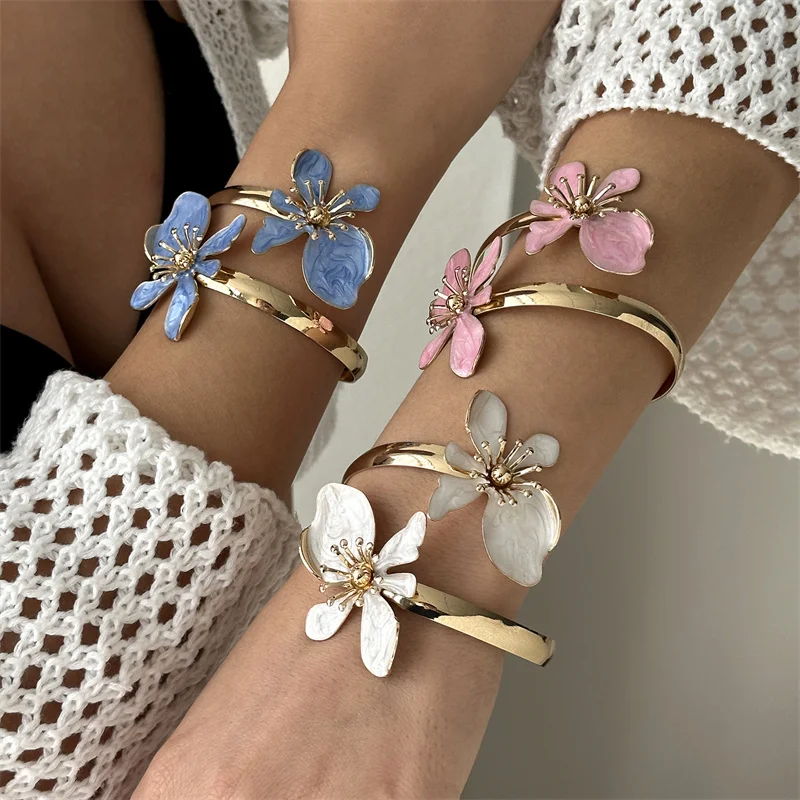 Elegantes Emaille-Blumen-Armreif für Damen, vergoldetes Metall, rosa, weiß, blau, florale Armreifen, Strandparty, Urlaubsschmuck