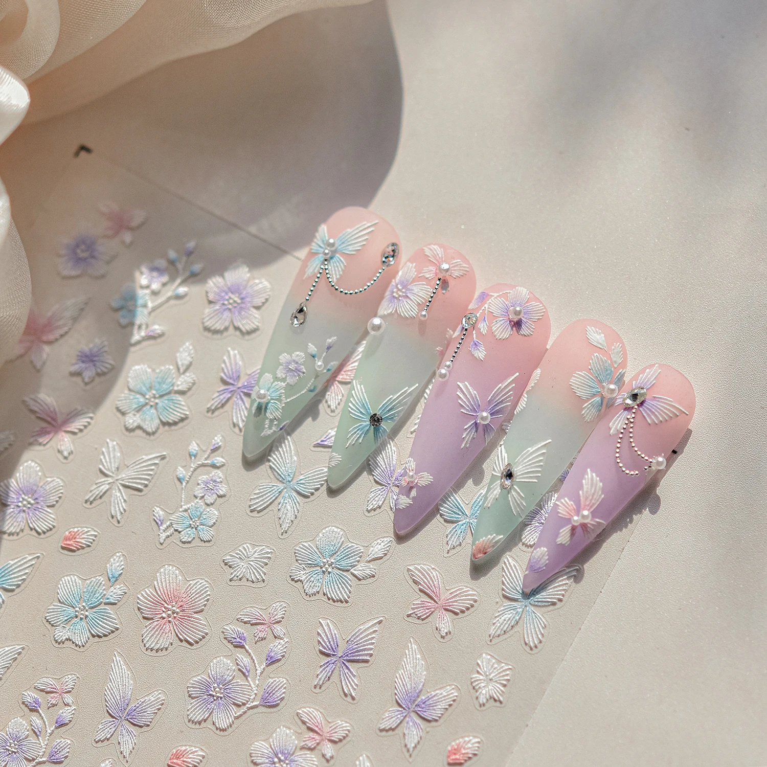 1 Stück Modische Stickerei-Stil Blumen- und Schmetterlings-Nagelaufkleber 5D Präge-Sticker Nagelkunst-Zubehör Aufklebbare Nägel Image