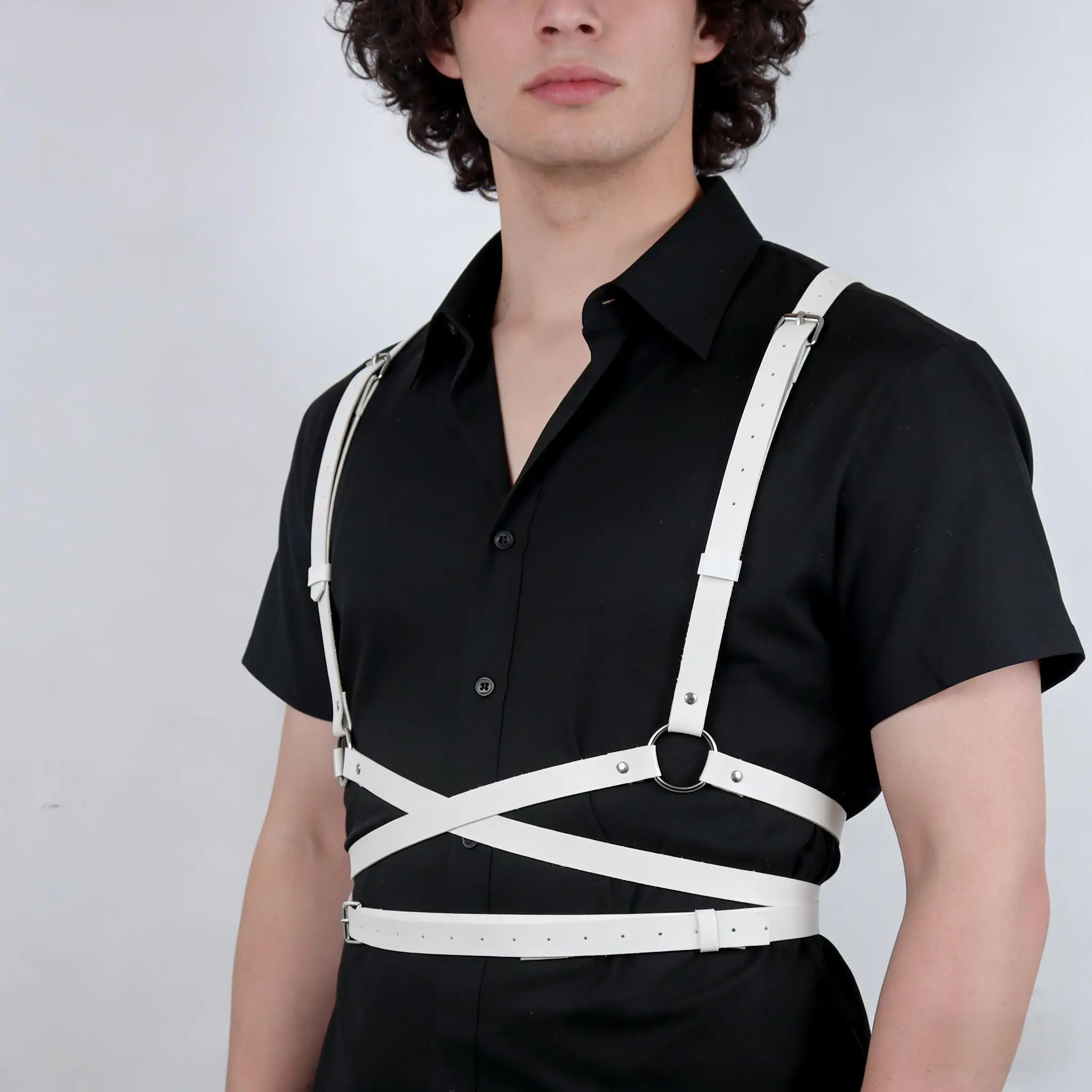 Stilvoller weißer Gürtel mit Schnalle, perfekt für ein einzigartiges Look mit modischen und avantgardistischen Outfits. Image