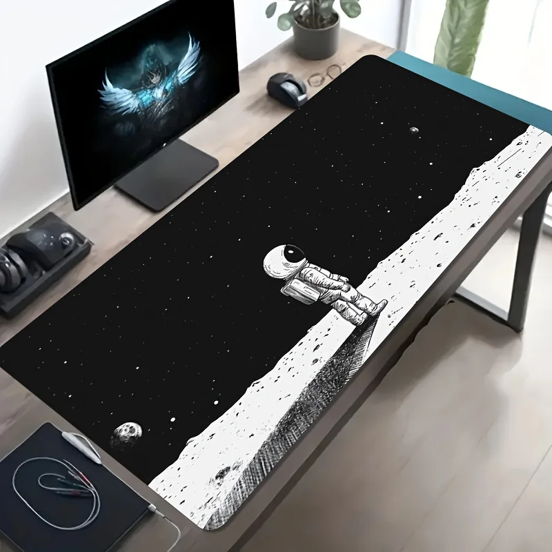 Großformatiges Esports-Gaming-Mauspad mit einer Schwarz-Weiß-Illustration eines Astronauten, der auf dem Mond Sterne beobachtet. Image