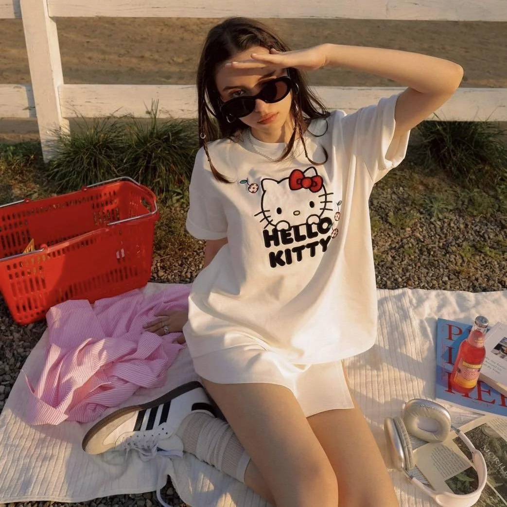 2026 Sommer 100% Baumwolle Sanrio Hello Kitty Bedrucktes Lässiges Lockeres T-Shirt Eltern-Kind Vintage Harajuku Top 52TOYS Kollaboration.