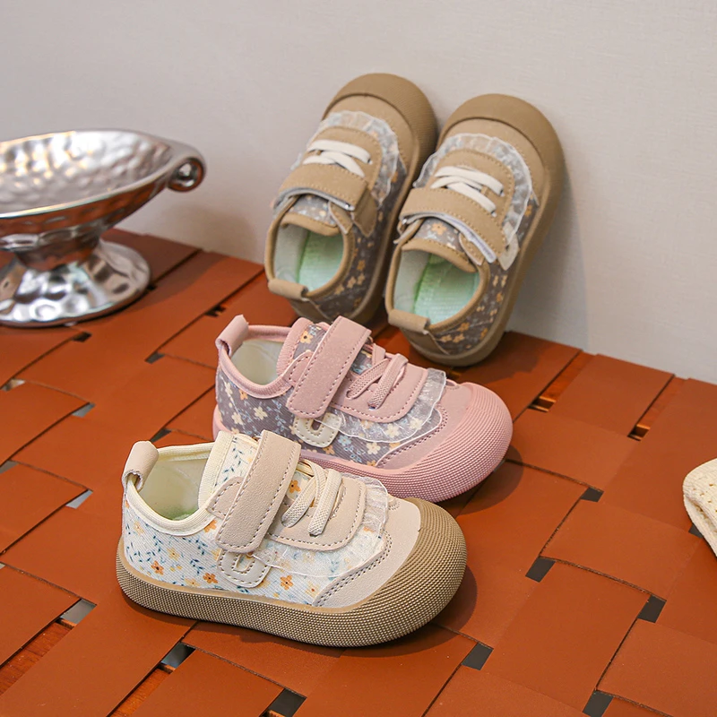 2026 Frühling Neue Kleine Mädchen Sportschuhe mit Spitze und Blumen Niedliche Kinder-Flachschuhe Rutschfeste Modische Kinderschuhe