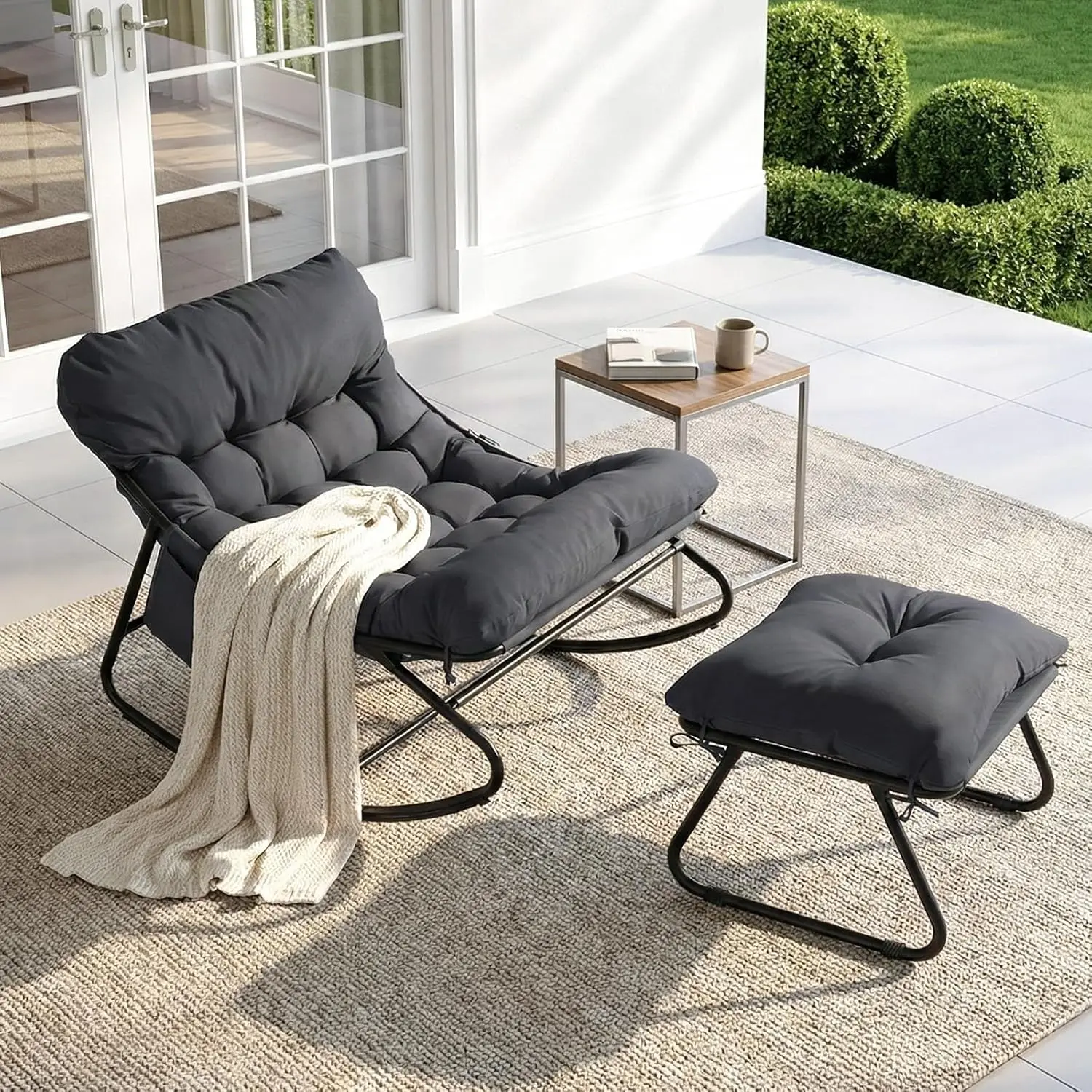 Schaukelstuhl mit Hocker, Terrassen-Schaukelsessel, Gepolsterter Armlehnstuhl, Trägt bis zu 150kg, Wasserdichtes Kissen, für den Garten