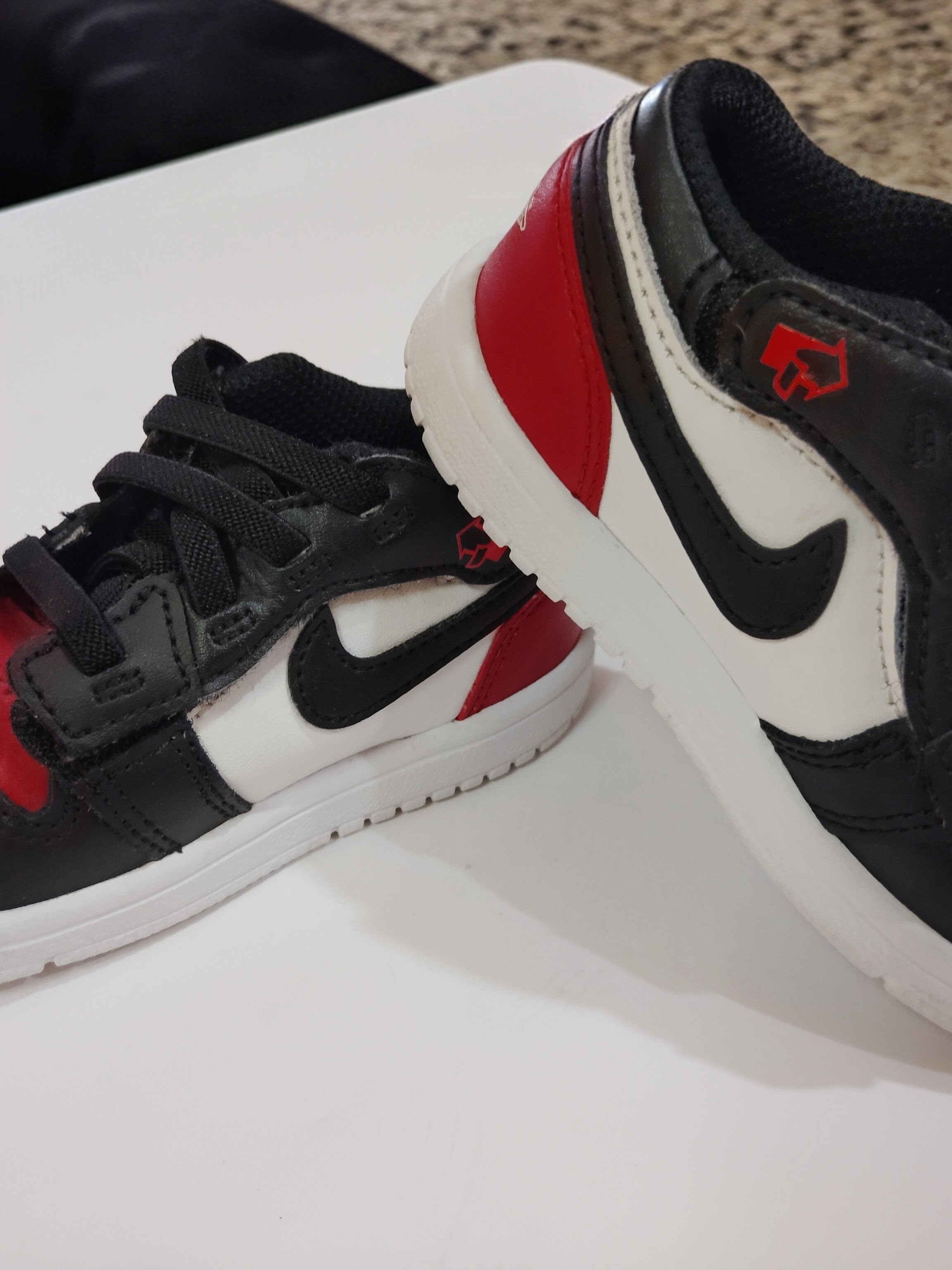 Nike Shoes | Boys Nike Low-Top Nike Athletic Sneakers Sz.6c In Black, White & Red | Color: Black/White | Size: 6bb