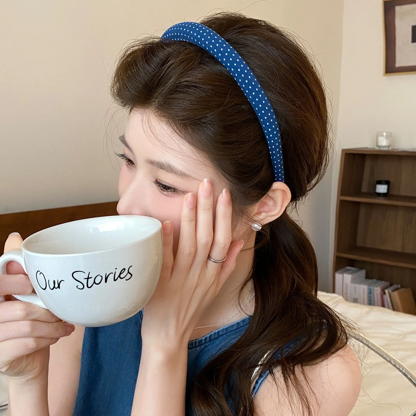 1 Stück niedliche gepunktete dünne Stirnbänder für Frauen, Vintage-Stil, blau, weiße Punkte, rutschfeste, gepolsterte Haarbänder, süßes modisches Haar-Accessoire Image