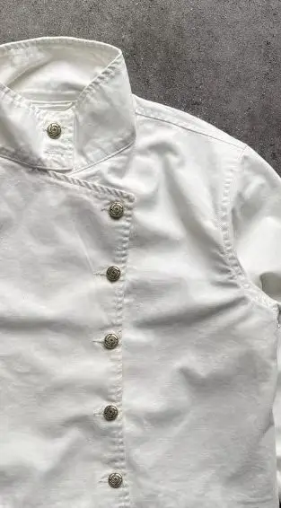 Hochkragen-Jacke in Schwarz-Weiß im Y2K-Retro-Stil mit Knöpfen, lockere, lässige Jeansjacke, modische High-Street-Kleidung für Männer und Frauen, Hip-Hop-Streetwear.