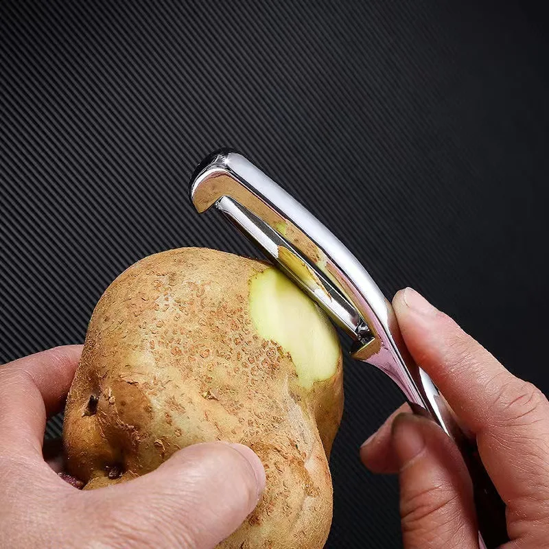 Edelstahl-P-Typ-Rotations-Gemüse-, Kartoffel- und Obstschäler mit rutschfestem Griff für Küchenwerkzeuge und Hausmannskost.