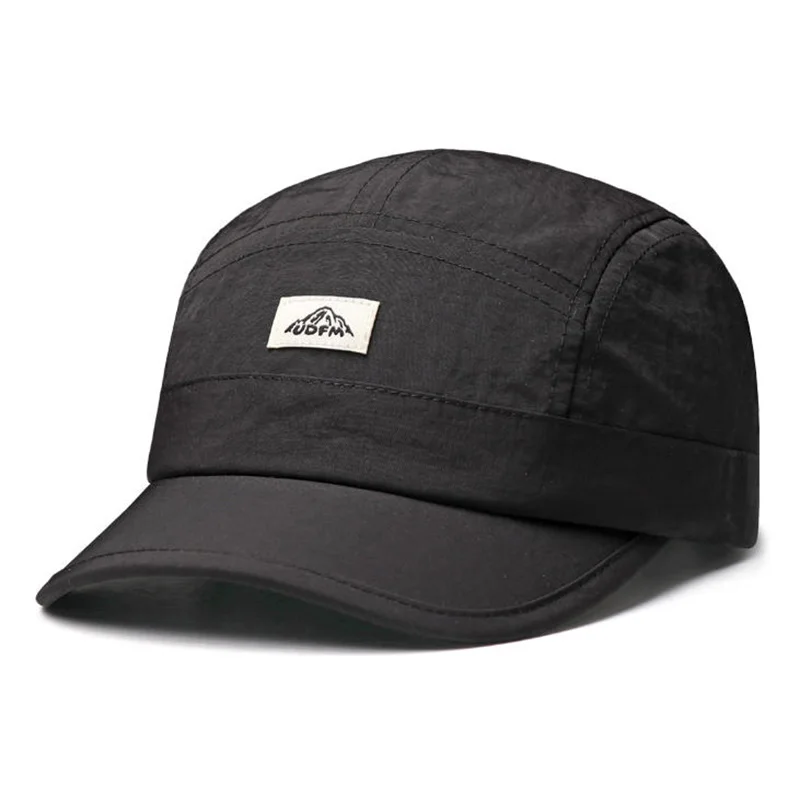 Sommerliche, schnell trocknende Outdoor-Sportkappe mit kurzem Schirm, im Vintage-Amerikanischen-Stil und mit Entenschnabel-Design. Image