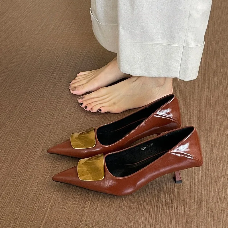 2026 frühling Metall Dekoration Frauen Pumpt Schuhe Damen Flach Slip Auf Leder Schuhe Elegante Spitz Party Kleid Schuhe