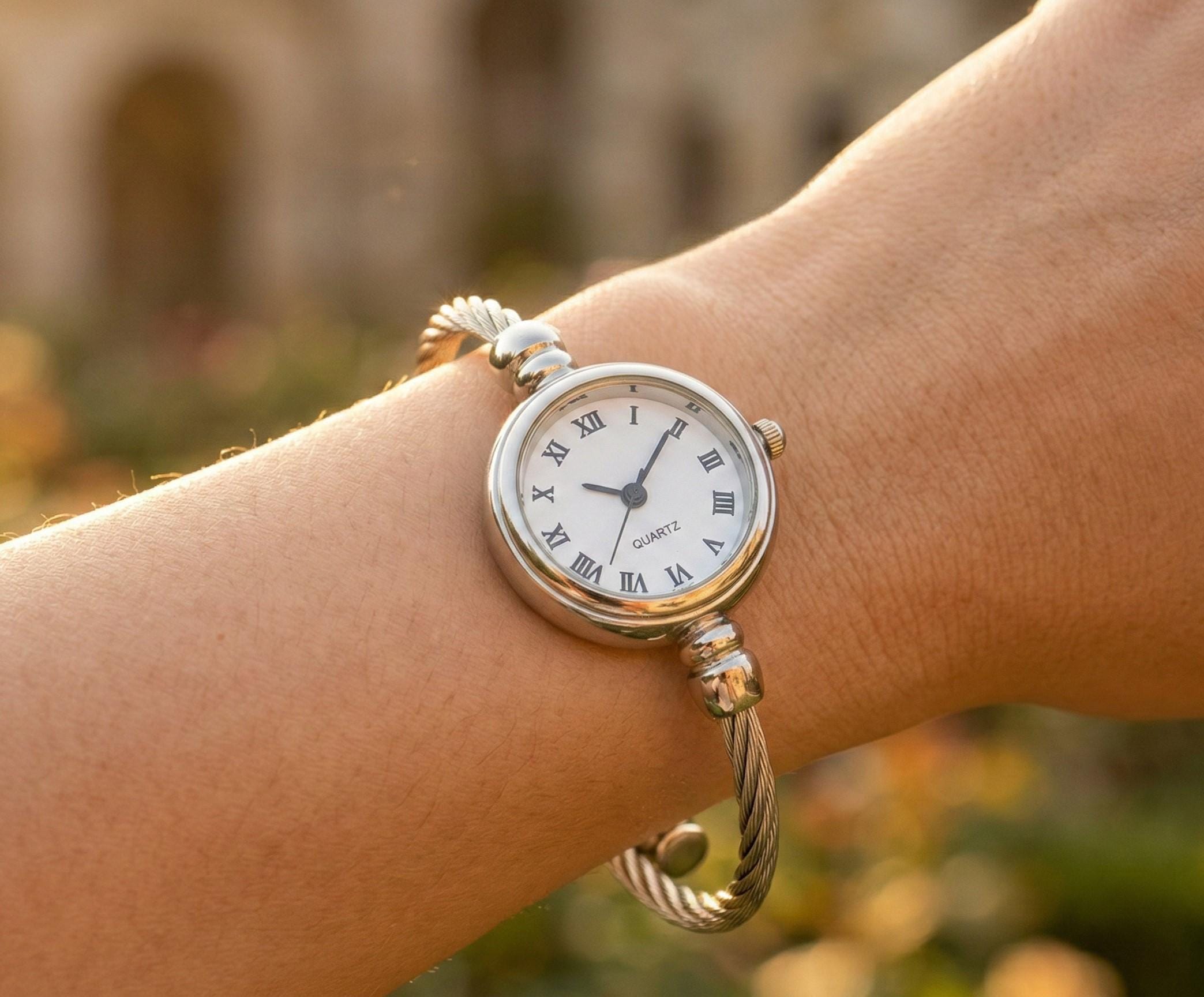 Orologio con bracciale rigido in argento / Orologio minimalista con numeri romani / Bracciale elegante e delicato / Gioiello di lusso per tutti i gior
