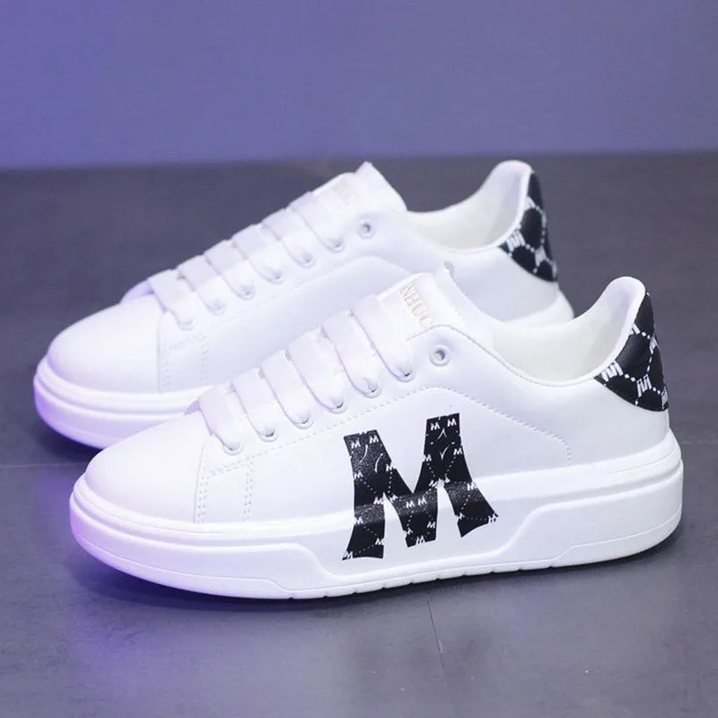 Lässige Sportschuhe mit dicken Sohlen, Herren-Turnschuhe, modische flache Plattform, Skateboard-Schuhe, mit Buchstaben bedruckt, weiße Leder-Freizeitschuhe