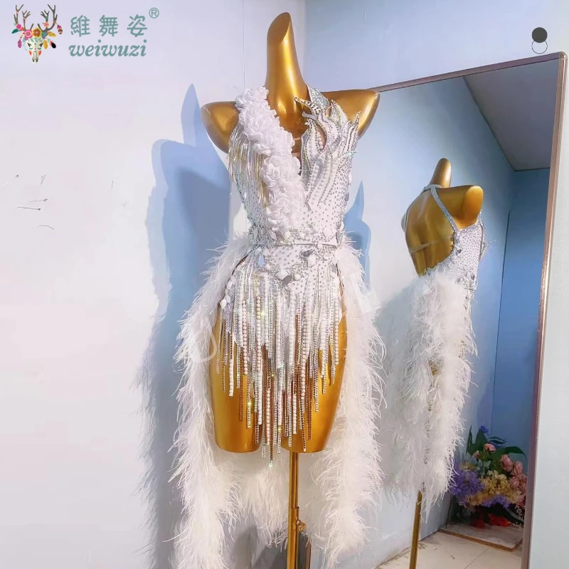 Latin Dance Stage Damen High-End Custom White Feather Pearl Fluff Rock Samba Tango Strass Performance Kostüm Kleid