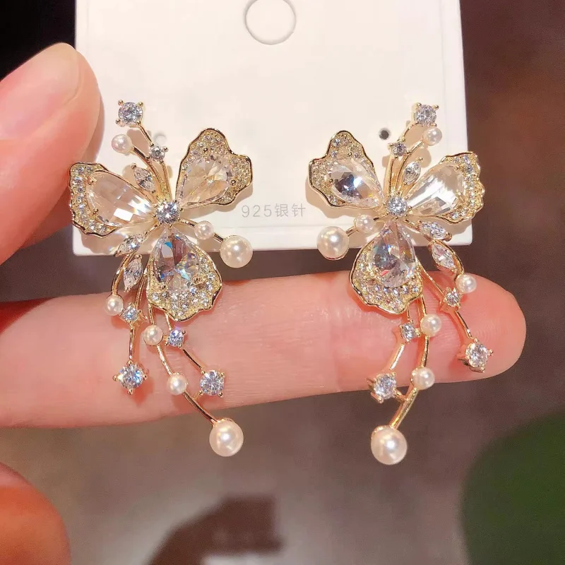 Klassische Ohrringe mit Zirkonia-Einlage – Dekorative Ohrhänger mit fliegendem Schmetterling für Damen – Schmuck Image