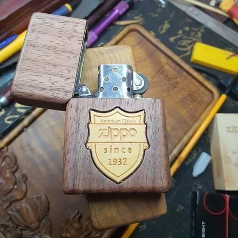 Zippo Feuerzeug Walnussholz Handgefertigt mit Zippo-Logo seit 1932 Windproof Collection im Karton Image