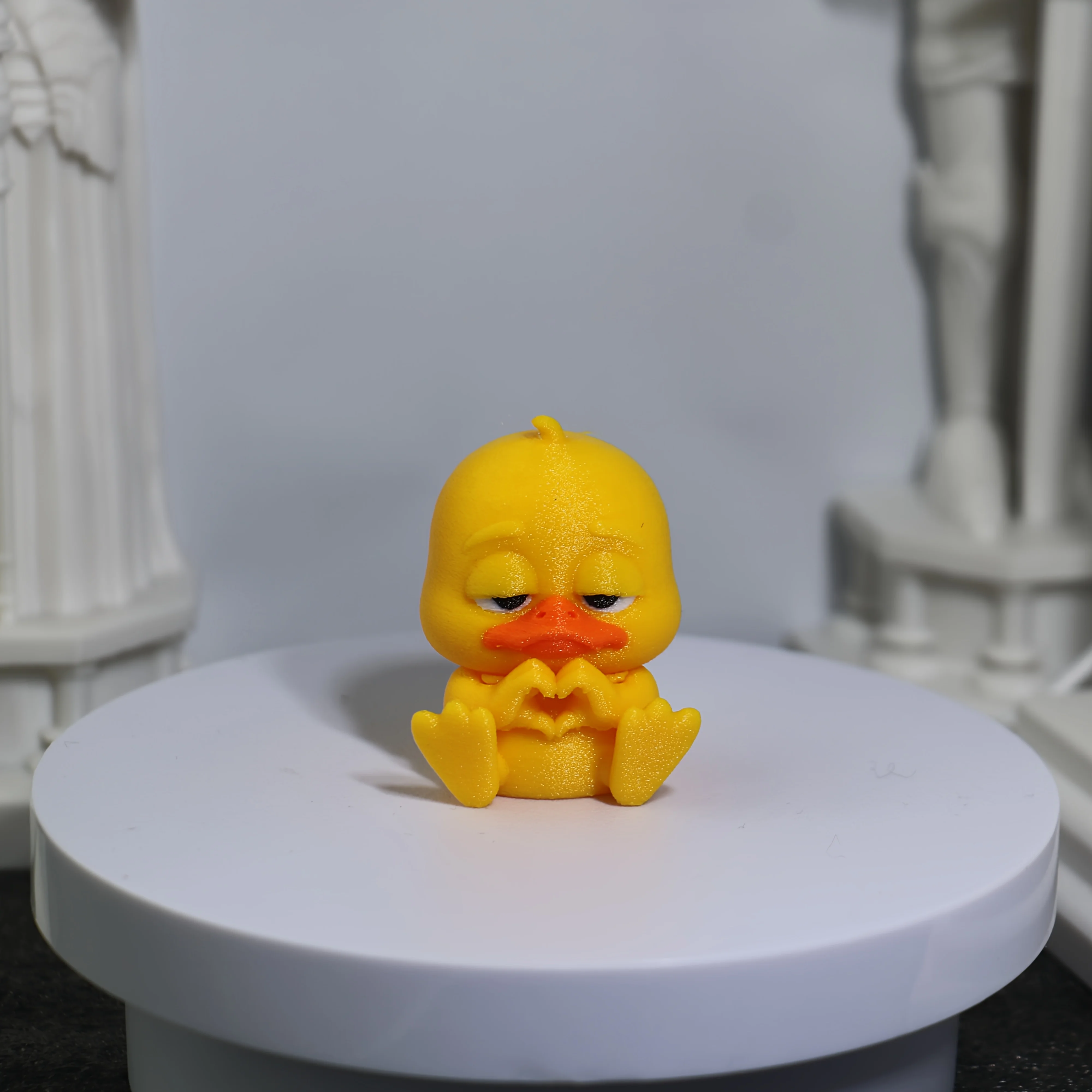 1 Stück Niedliche Herzförmige Enten-Auto-Deko - Entzückende Sitzende Entenfigur, Mehrfarbiger Druck für Armaturenbrett-Schreibtisch, Premium Geschenk für Partys Image