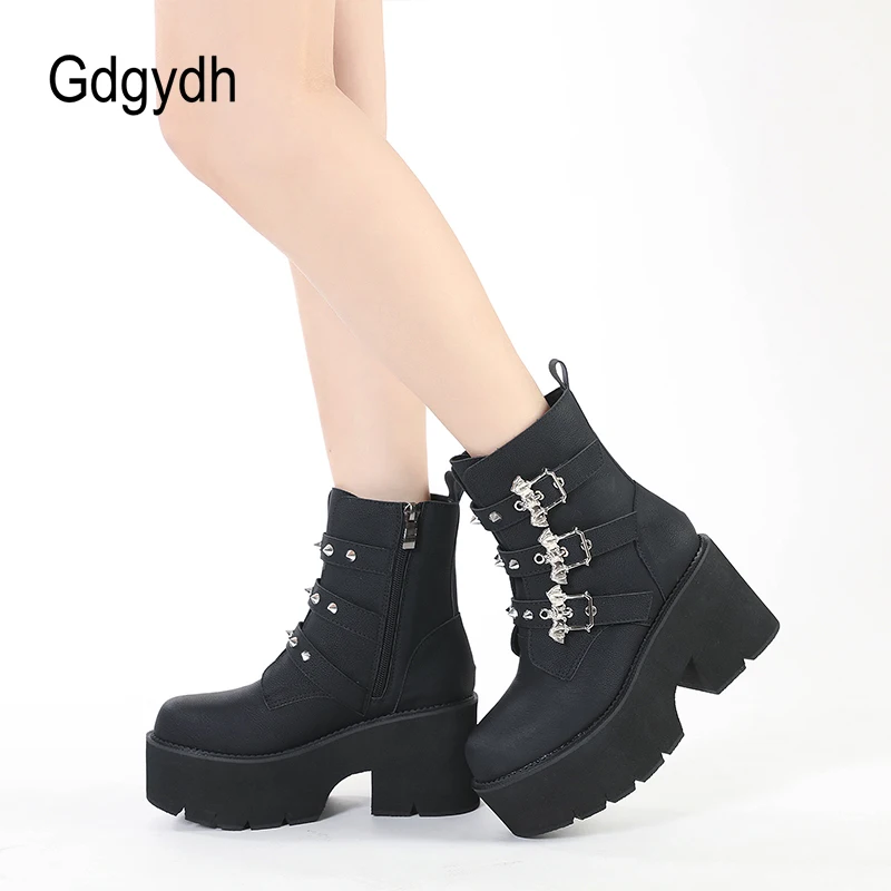 Gdgydh Sexy Nieten Schwarz Demoia Stiefel Frauen Metall Dekoration Plattform Heels Gothic Bat Schnalle Damen Kurze Stiefel Plus Größe