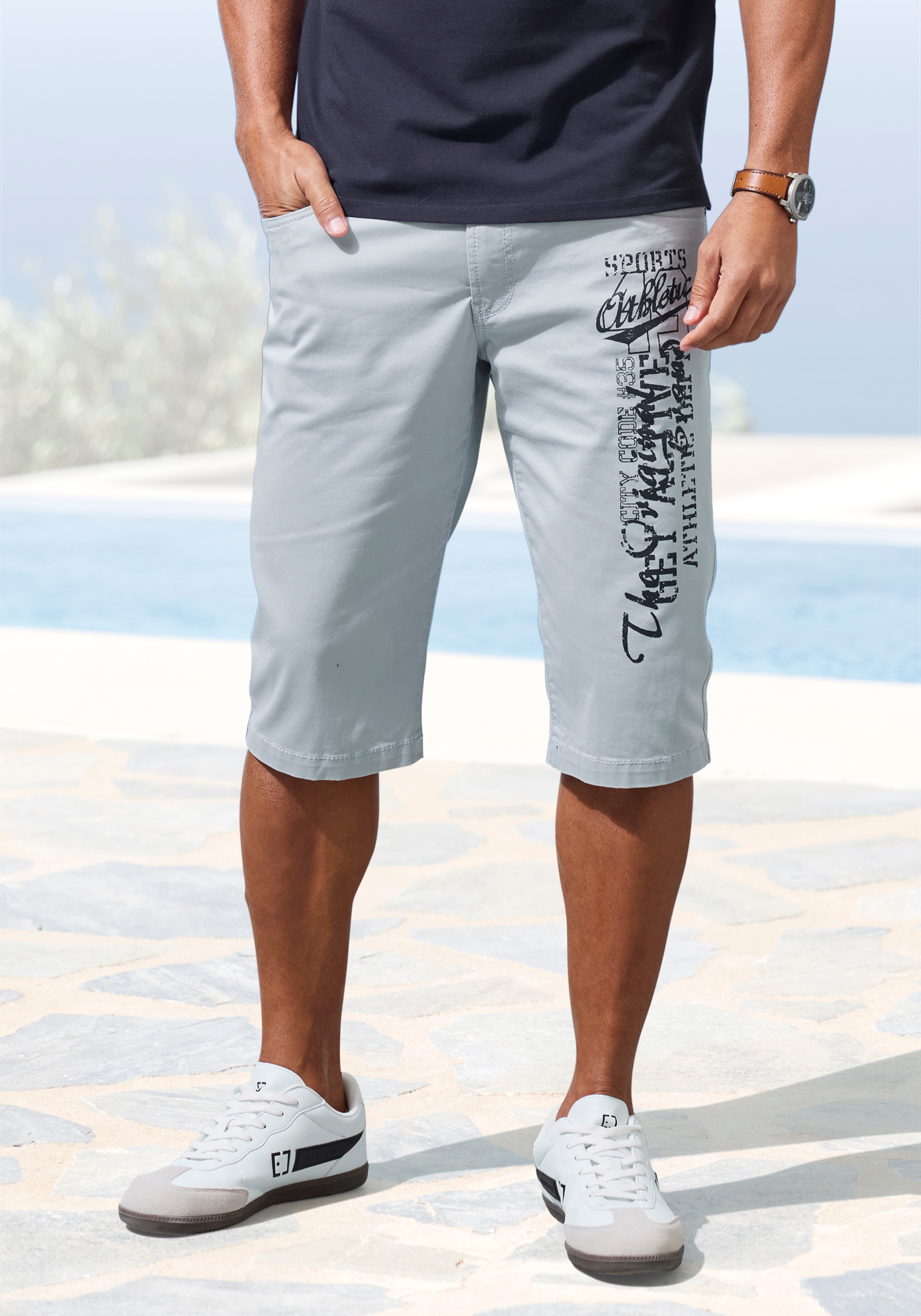 Bermudas JOHN DEVIN "aus elastischer Baumwollmischung", Damen, Gr. 32, N-Gr, hellgrau, Web, Obermaterial: 98% Baumwolle, 2% Elasthan, unifarben, bequem kurz, Hosen Bermudas, mit großem Druck auf dem Bein, 3/4 Shorts Image