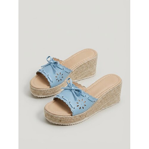 Hellblaue Espadrille-Keilsandalen für Damen – elegante, lasergeschnittene Pantoletten mit Schleifendetail für luxuriöse Kreuzfahrten und sommerliche Deckpartys tropische Resortbekleidung Image