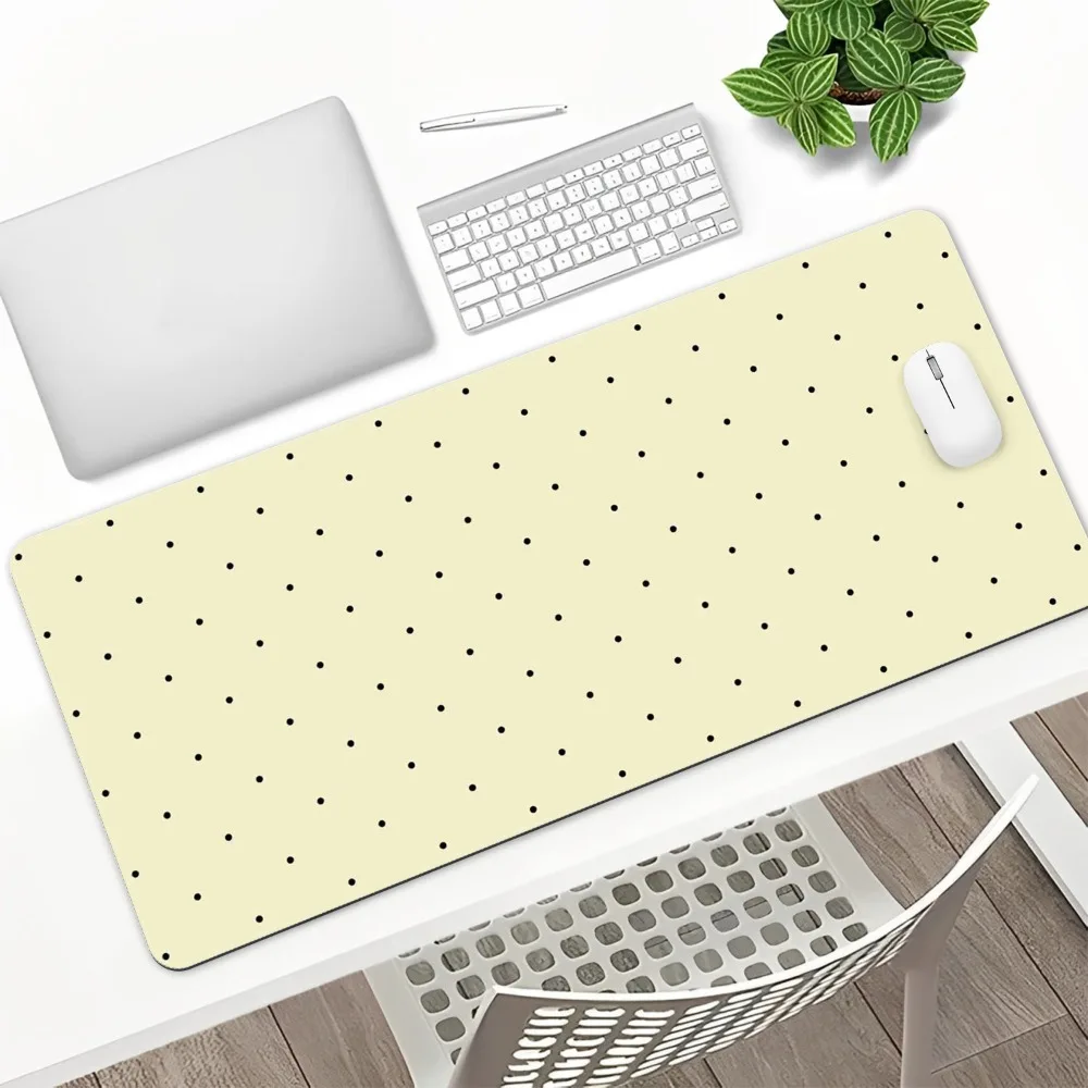 Minimalistische Beige Polka Dots Große Schreibtischunterlage, Niedliche Ästhetische Erweiterte Mausunterlage Image