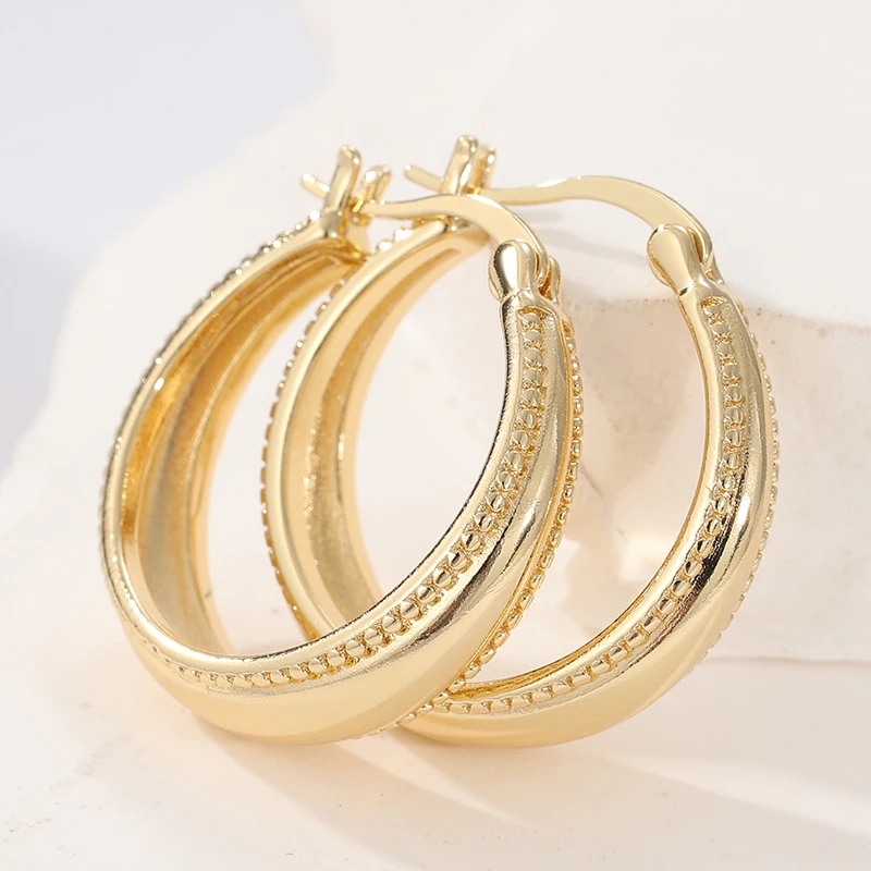 Luxuriöse, edle Creolen für Damen, schlichtes Muster, zarte, anmutige Ohraccessoires, modischer, charmanter, schicker Schmuck für Partys Image