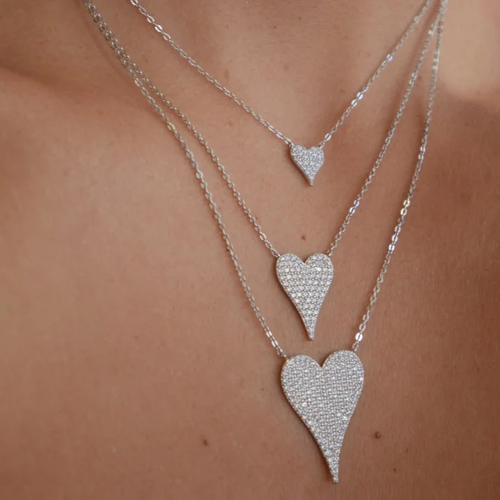 Nuova collana con cuore in micro pavé di zirconi, regalo di San Valentino per l'amante, gioielli romantici ed eleganti.