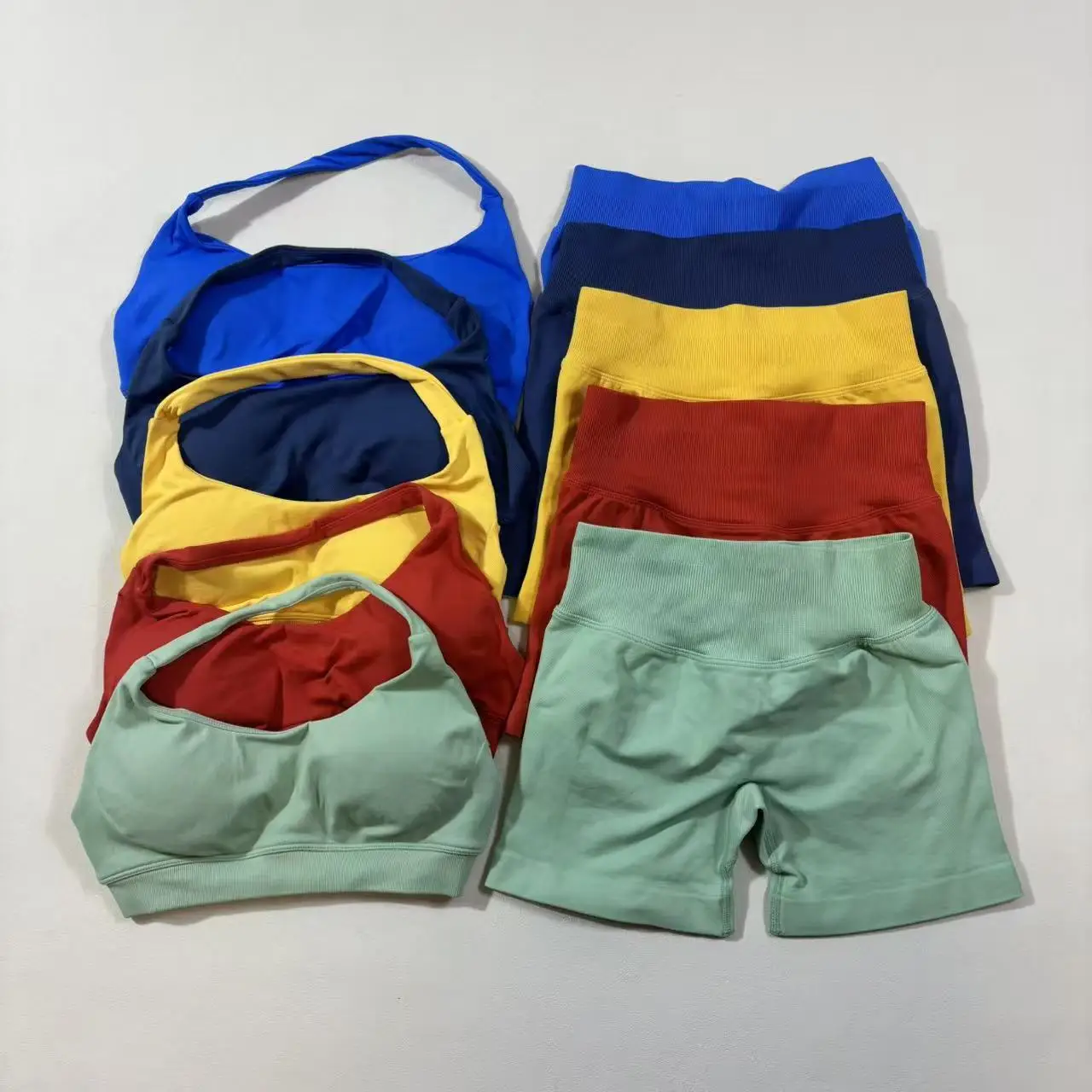 UETEEY Ensemble 2 pièces pour femme, ensemble de yoga sans couture, ensembles d'entraînement, soutien-gorge de sport halter, short froncé, tenue de gym, vêtements de fitness, vêtements de sport