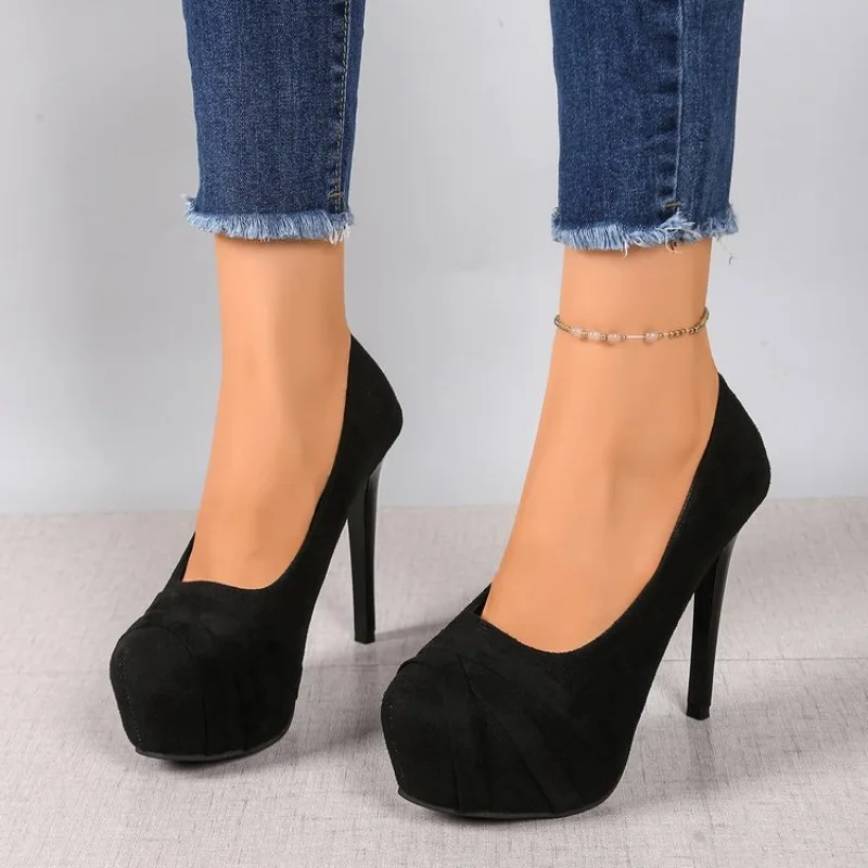 Frühjahr 2026 Damenmode Große Größen High Heels Schwarze Slip-On Schuhe mit Dünnem Absatz Samtoberfläche Prinzessinnen-Stil Runde Spitze