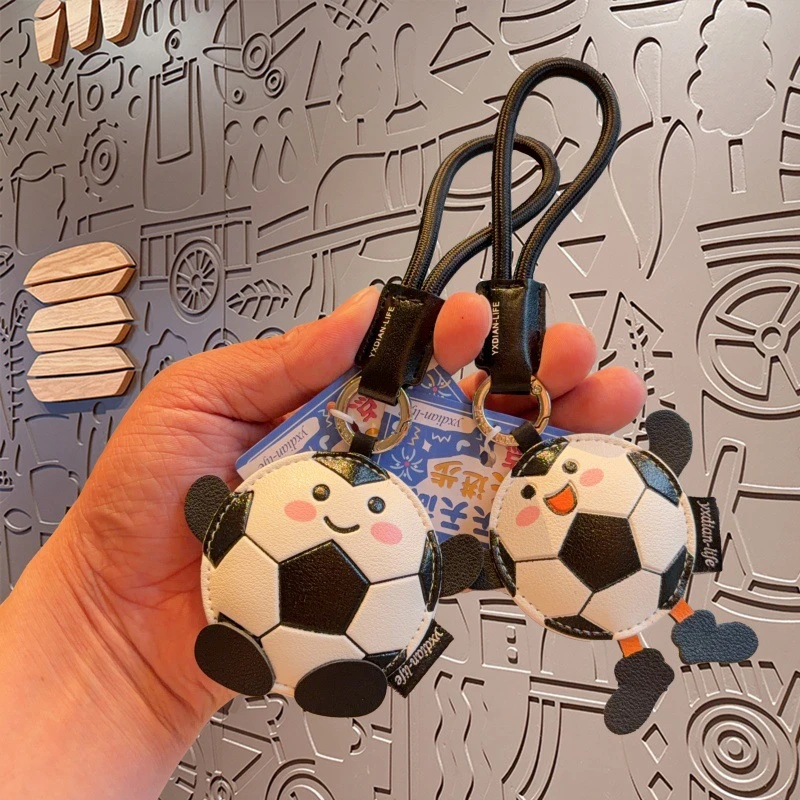 Kawaii Cartoon Fußball Schlüsselanhänger PU-Leder Fußballfigur Schlüsselring mit Handschlaufe Rucksack Tasche Deko Geschenk für Sportfans Image