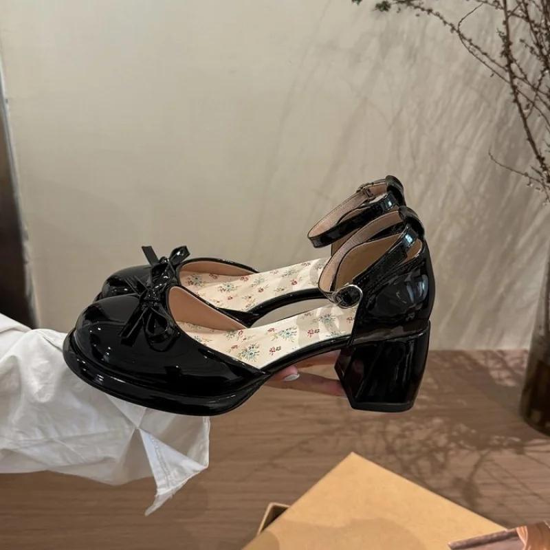 Retro-Mary-Jane-Pumps für Damen, Schuhe mit Knöchelriemen und klobigem Absatz aus Lackleder mit Schleife, vielseitig einsetzbar für den Alltag, Partys und Hochzeiten.