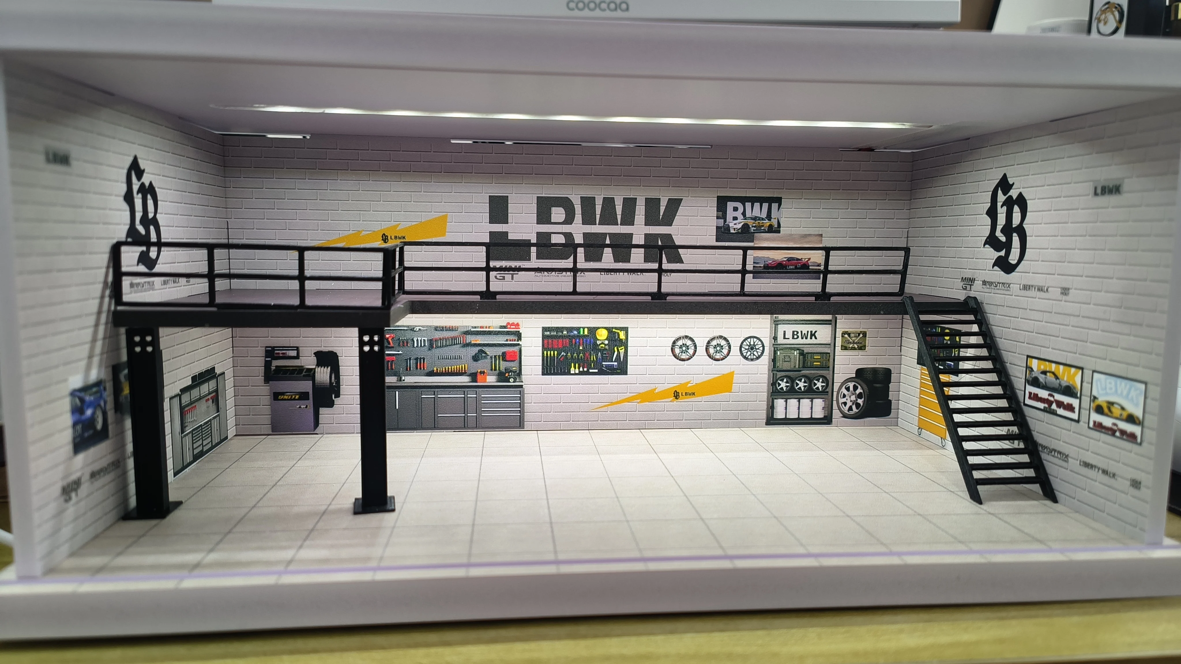 1:64 Maßstab Parkplatz Auto-Garage Diorama-Modellset mit USB-LED-Beleuchtung, Vitrine & Hintergrund-Szenerie für Modellauto-Sammelbox