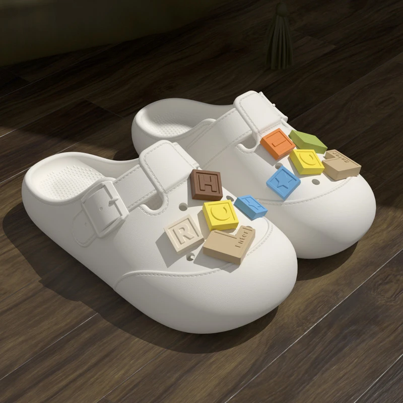 Clogs Plateau-Pantoffeln für Mädchen, Bunte Buchstabenblöcke, Designer-Damensandalen, Neue Sommer-Innen- und Außenschuhe, Rutschfeste Weiche Strandschuhe Image