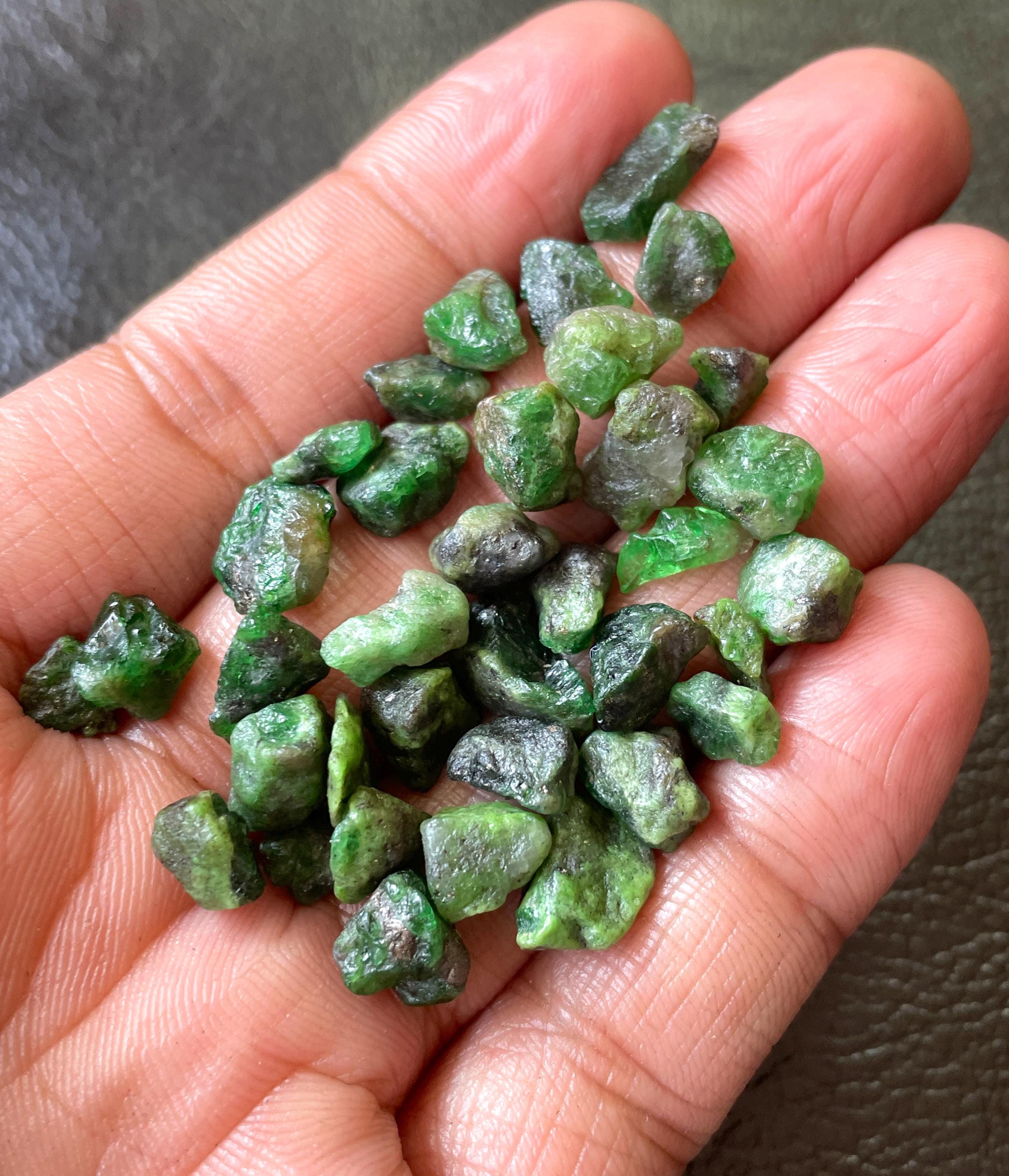 25 pezzi di cristalli grezzi di granato tsavorite verde naturale, pietra preziosa grezza di granato. Per la creazione di gioielli (7/10 mm)