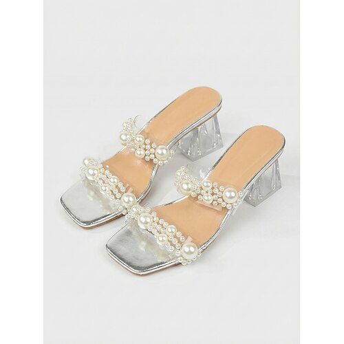 Elegante silberne Damen-Sandalen mit Kunstperlenverzierungen – schicke transparente Sandalen für abendliche Resort-Outfits und Strandhochzeiten Sommergalas Image