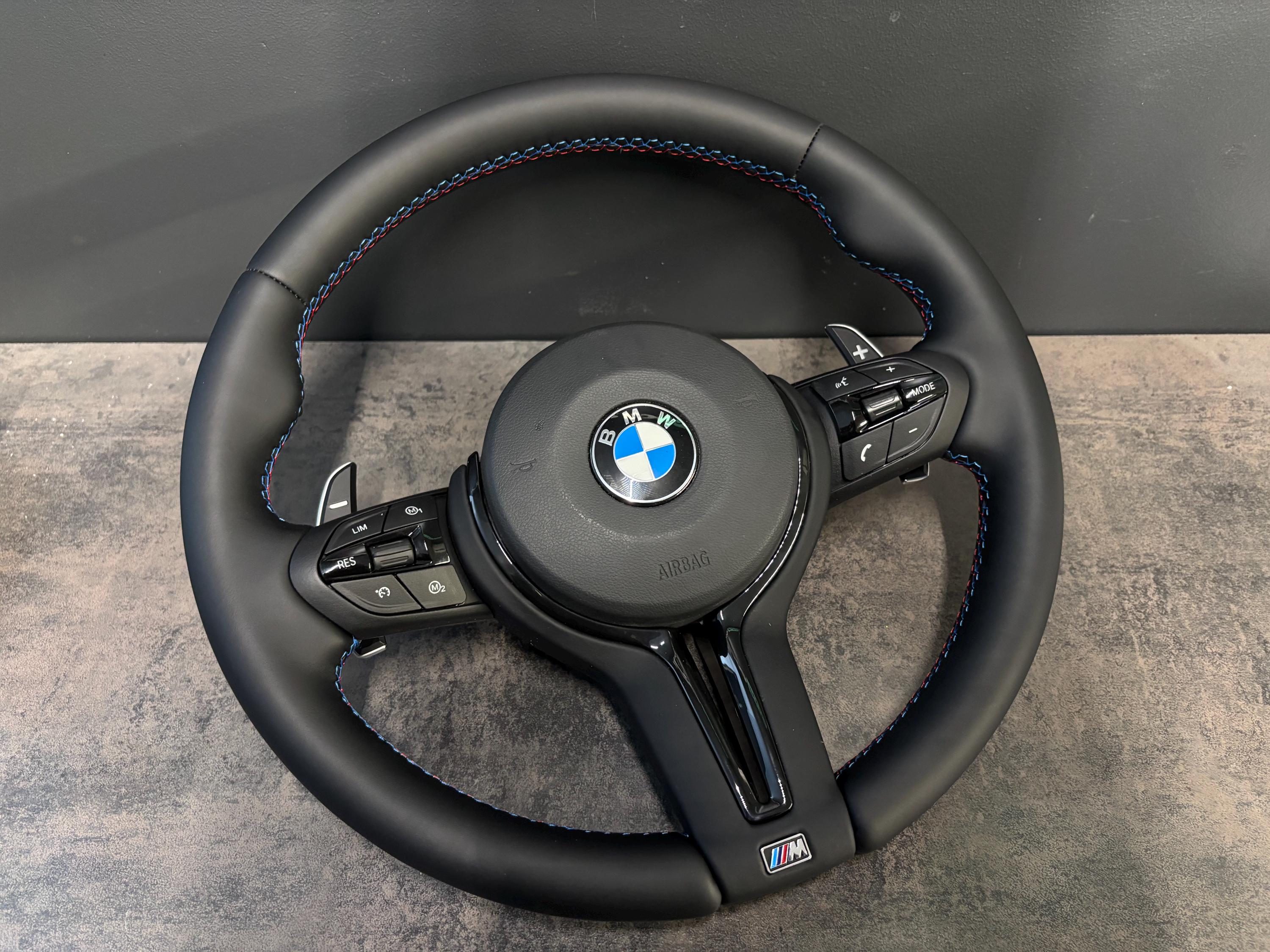 Volante sportivo M: in pelle Nappa, con cuciture M, funzione vibrato, riscaldamento e palette del cambio (BMW Serie F F30 F32 F20 F22 F15 F25)