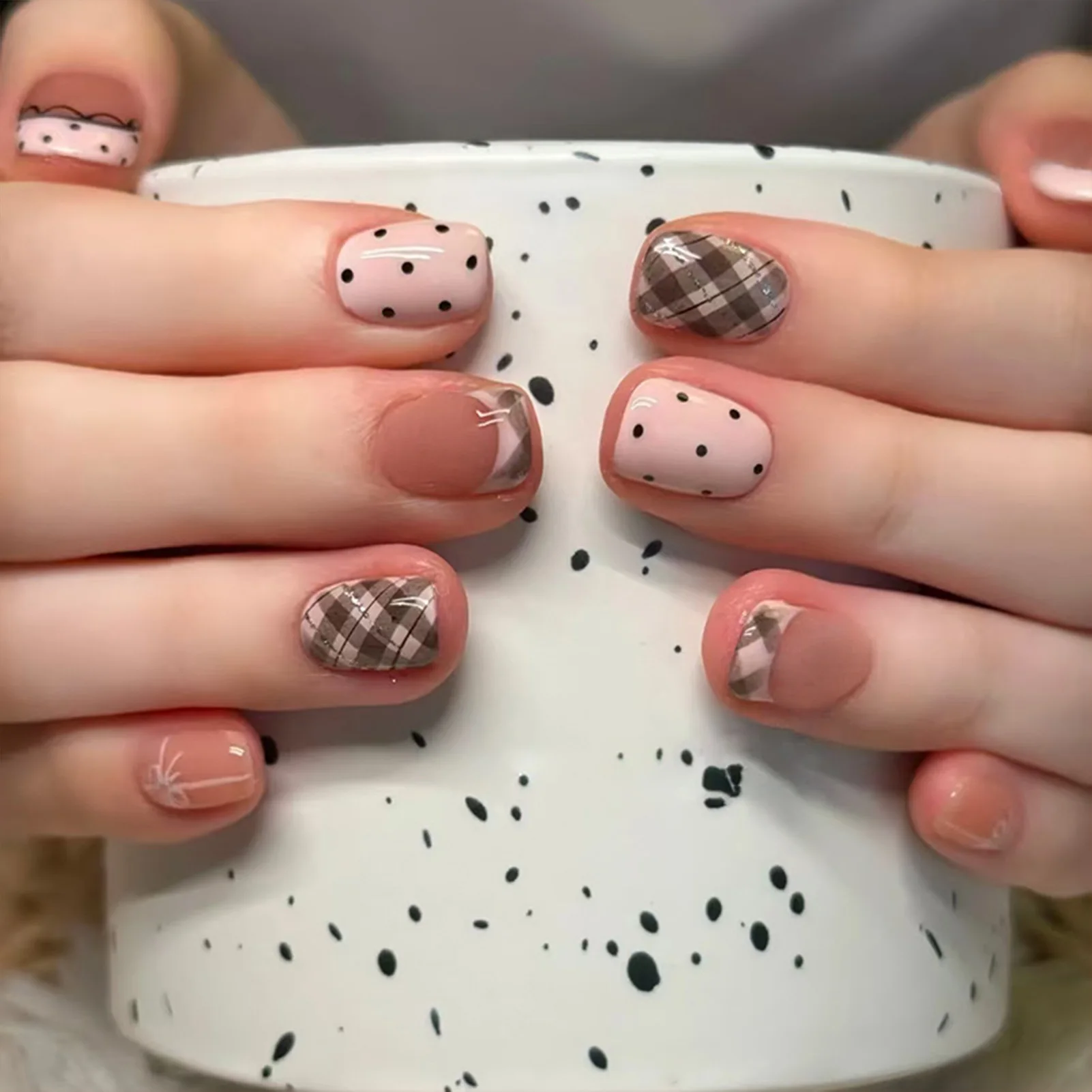 24 Stück kurze, quadratische künstliche Nägel, süße rosa Spitzenkanten im französischen Stil, zum Aufkleben, mit Polka Dots, Karomuster und Schleifen-Design. Image