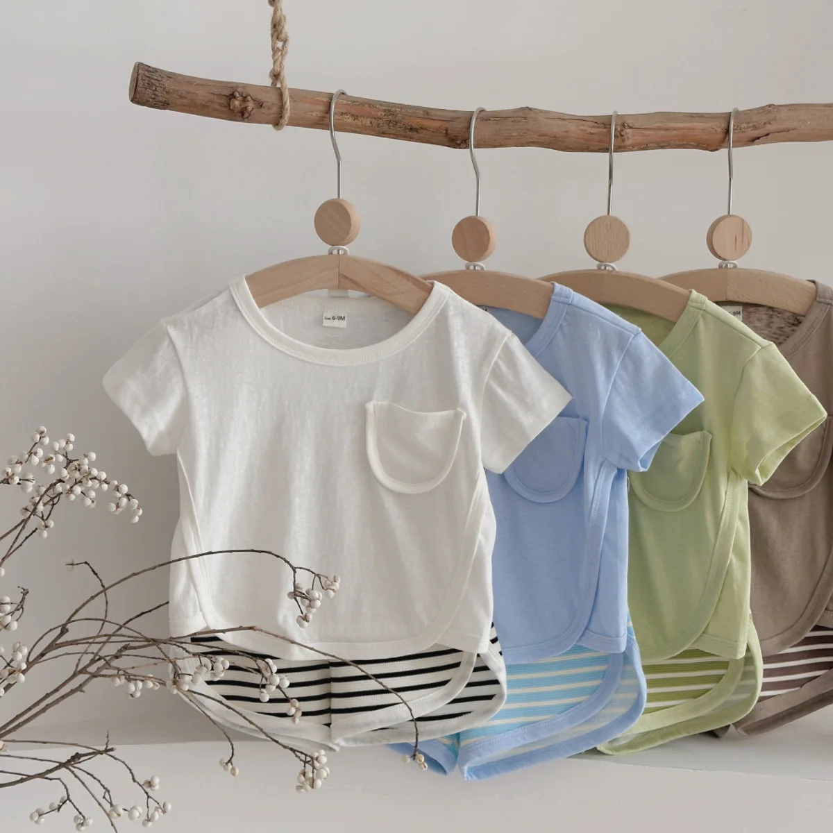 2-teiliges Sommer-Baby-Outfit für Jungen und Mädchen: Einfarbiges T-Shirt + Gestreifte Dreieckshorts für Kleinkinder Image