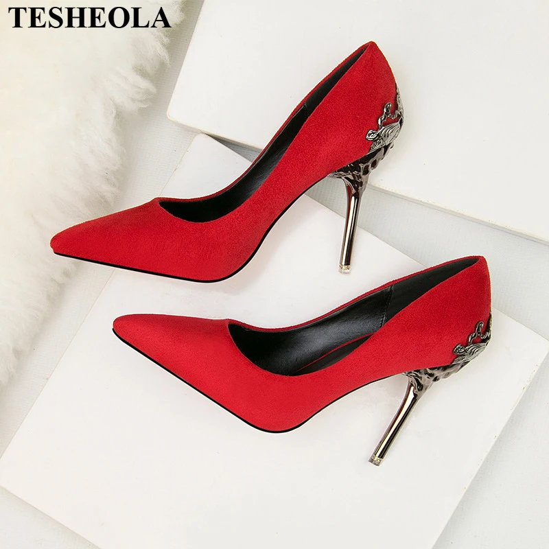 Neue Geschnitzte Metall Heels Hochzeit Elegante Frauen Pumpen Rot Gold Solide Flock/PU Flach Spitze Zehen Kleid High Heel schuhe Frau Herbst