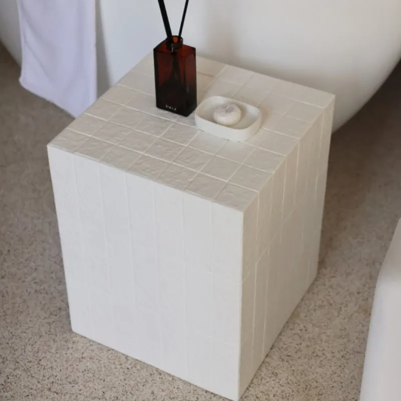 Weißer minimalistischer Badezimmer-Beistelltisch mit Mosaikmuster, geometrischer Ecktisch, Sofa, Wohnzimmer, moderner Couchtisch