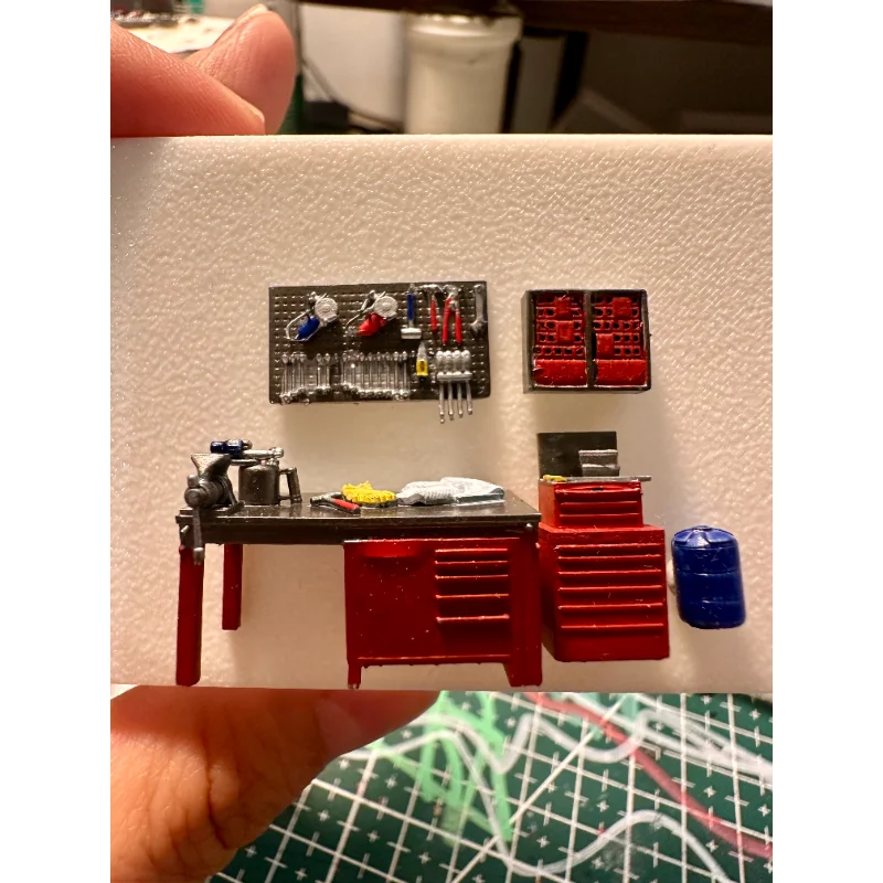 Neues Produkt 1/64 Maßstab Perforierte Wandtafel Werkbank Auto-Reparatur-Requisiten Miniaturmodell Auto-Reparatur-Szenen-Display Image