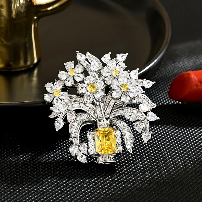Exquisite gelbe Diamantbrosche mit floralem Korbdesign, elegante Frühlingsblüten-Nischen-Kleidungsaccessoire-Anstecknadeln für Damen