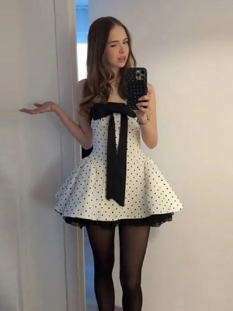 Vintage Süßes Polka-Dot Mini-Kleid Trägerloses Kleid mit Schleife und Ausgestelltem Rock für Damen Geburtstagsparty Niedliche Schicke Verspielte Stilvolle Outfits Image