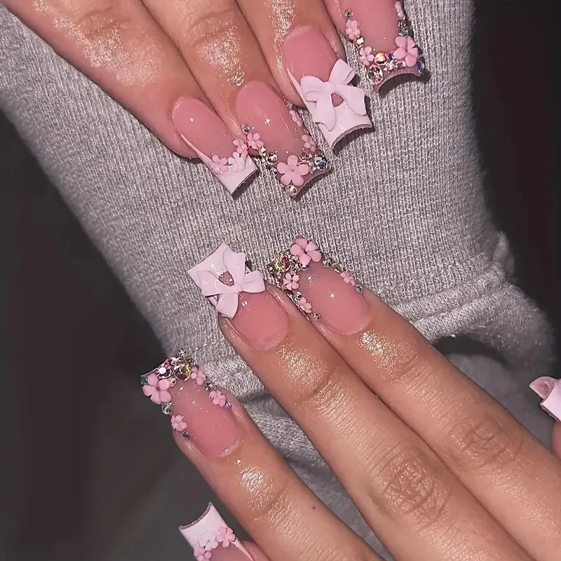 24 Stück Nude Pink Künstliche Fingernägel mit 3D-Schleifen und Blumen, Aufklebenägel 2026 Neu Tragbare Weiße French-Style Kunstnägel Image