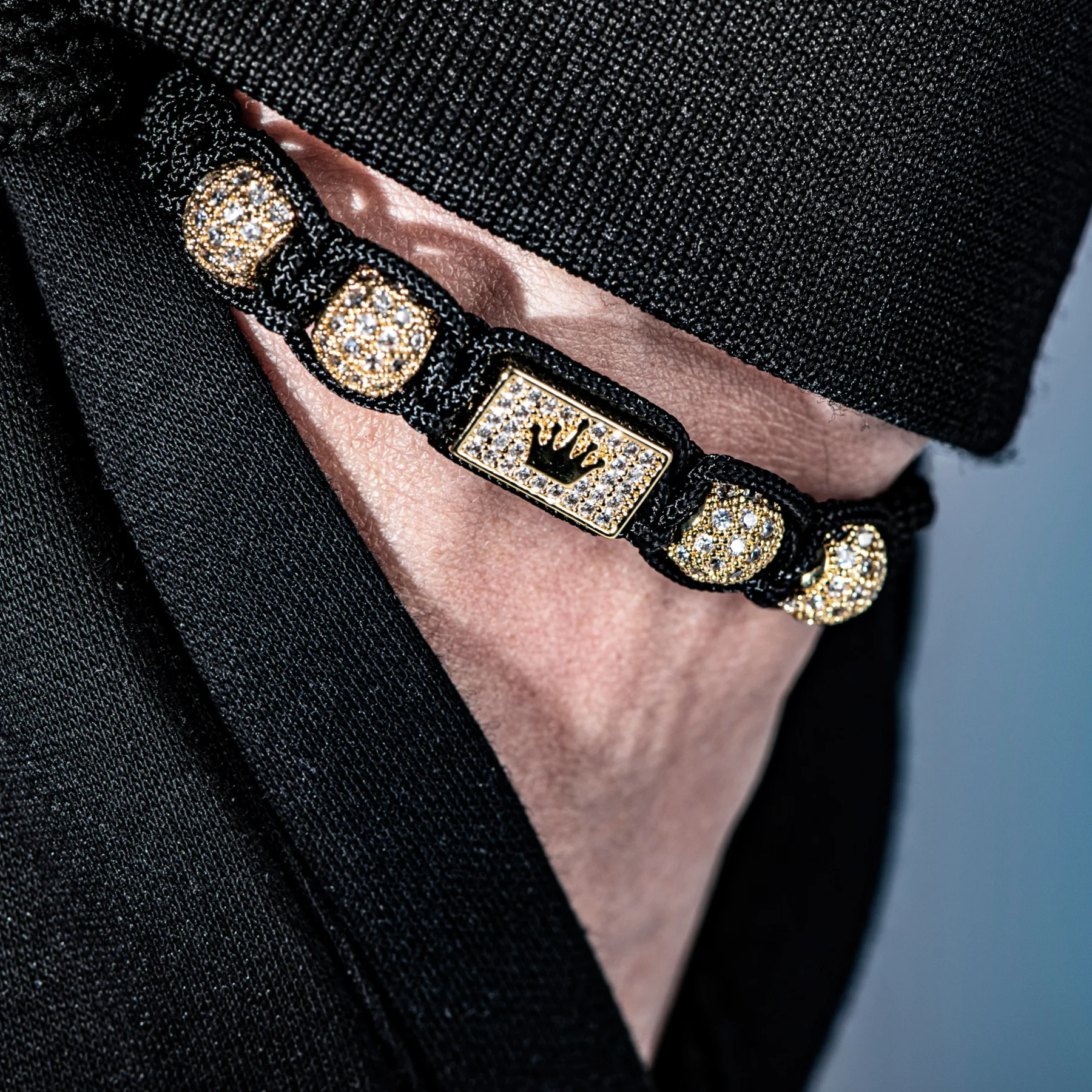 Neues verstellbares schwarzes geflochtenes Kronen-Design-Armband für Herren mit funkelnden synthetischen Zirkonoxidsteinen, elegant, goldenfarben, rechteckig Image